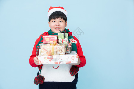 可爱的小胖子开心地抱着礼物图片