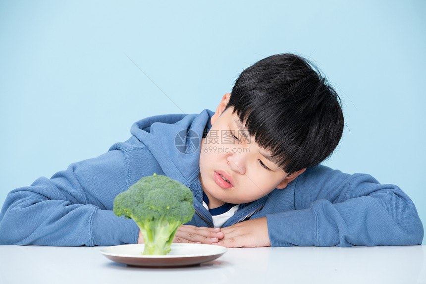 不喜欢吃花菜挑食的小男孩图片