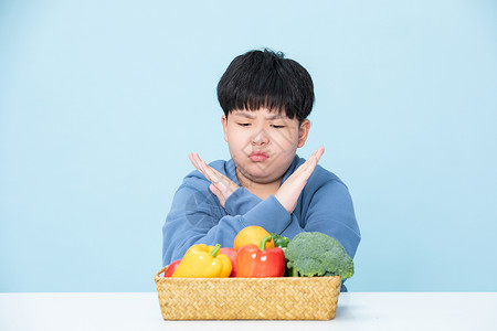不爱吃蔬菜的小孩挑食的人图片素材