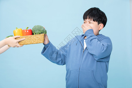 不爱吃蔬菜的小孩挑食的人拒绝蔬菜健康饮食高清图片素材