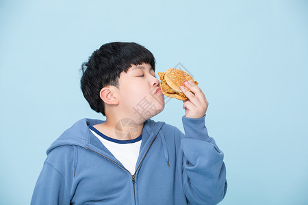爱吃汉堡的男孩肥胖的小孩闻食物图片
