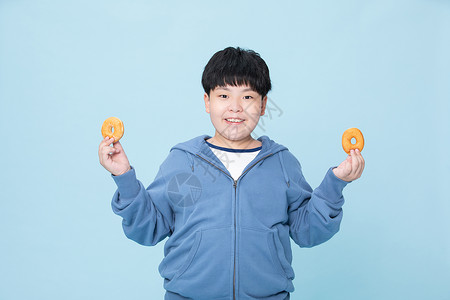 蓝色卫衣的女孩喜欢吃甜甜圈的小男孩吃甜食的人背景