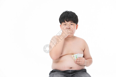 生病的小男孩半裸小胖子手拿药捂嘴高清图片