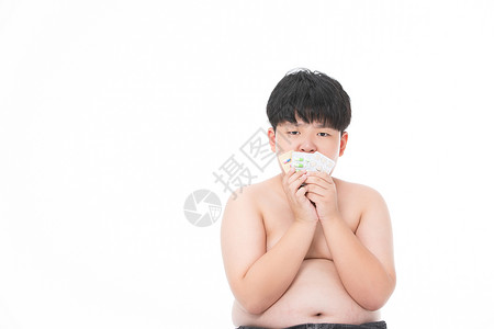 生病的小男孩半裸的小胖子用药遮住脸高清图片