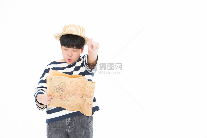 拿着地图玩探险游戏的小男孩小胖子图片
