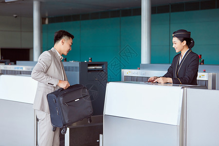 女士服装折扣乘客和空姐在托运台前交流背景