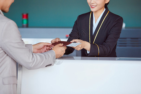 女士服装折扣托运台的空姐与乘客背景