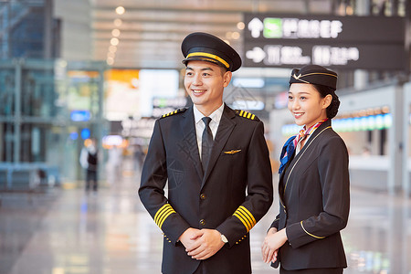 飞行员和空姐手持平板交谈高清图片