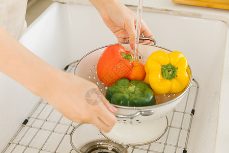 家庭主妇厨房洗菜特写蔬果高清图片素材