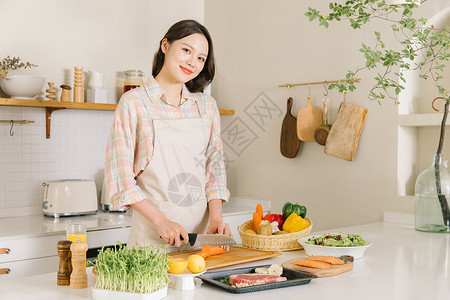 领胡萝卜女孩厨房切胡萝卜的甜美女孩背景