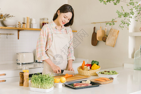家庭蔬菜厨房切胡萝卜的甜美女孩背景