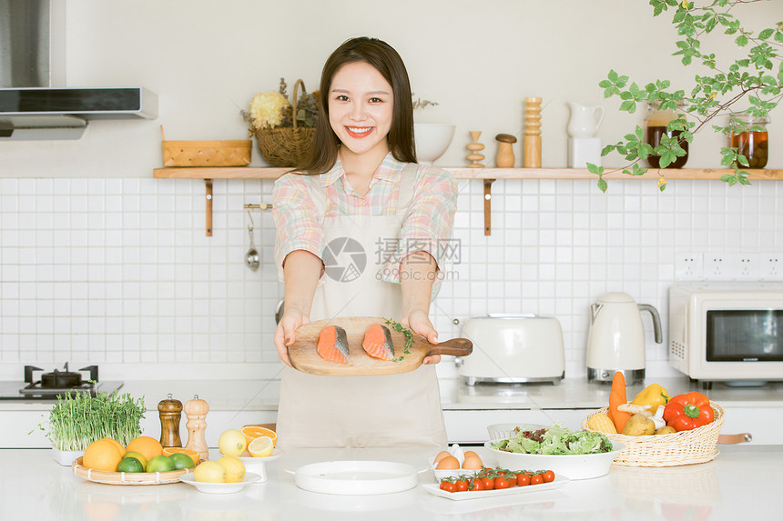 直播制作三文鱼的美食博主图片