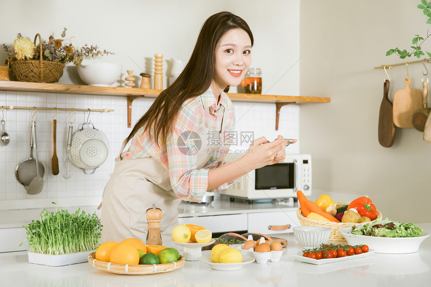 居家美女厨房菜品拍照图片