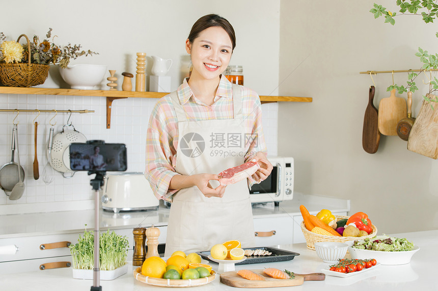 美食博主直播牛排制作图片