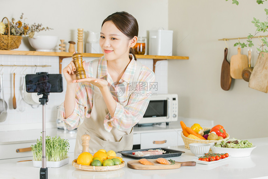 美食博主直播牛排制作图片