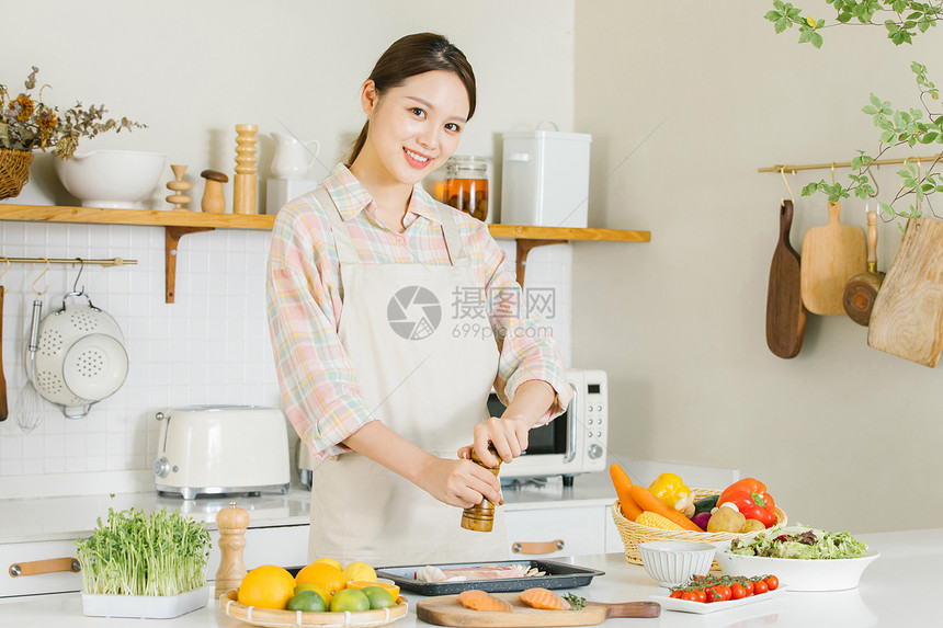 居家女性厨房牛排制作图片