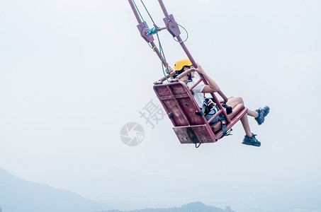 巨石山风景悬崖秋千高清图片