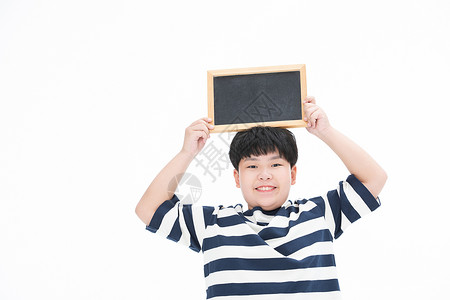 小男孩手举黑板开心的小胖子图片