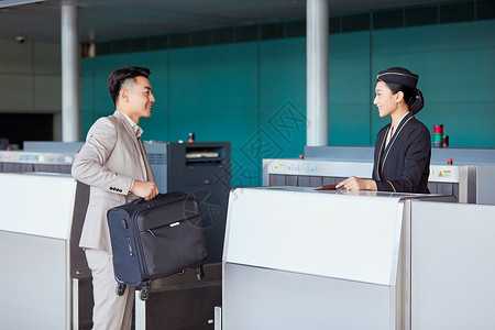 航空机票男性乘客办理行李箱托运背景