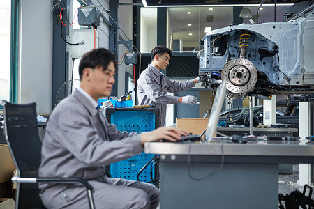 机器人维修汽修人员用电脑检查车辆情况背景