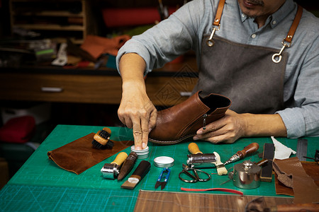 皮鞋护理男性鞋匠皮鞋保养护理背景