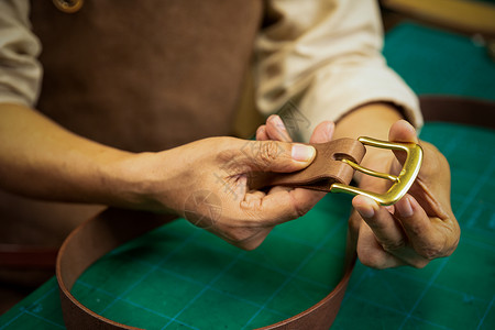 皮带制作男性工匠手工制作皮带特写背景