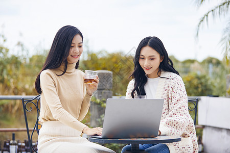 电脑户外年轻美女休闲办公交流背景