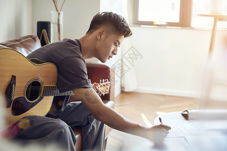 吉他乐谱文艺男青年在家创作歌曲背景