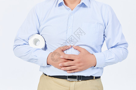 男性肚子疼中年男性便秘手捂肚子特写背景