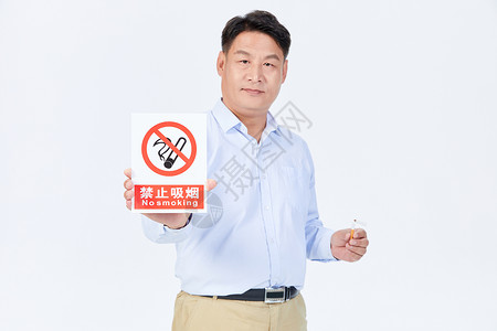 禁止掉头标识中年男性禁烟行动背景
