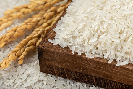 丰收大米粒特写拍摄木盒里的长粒香大米背景