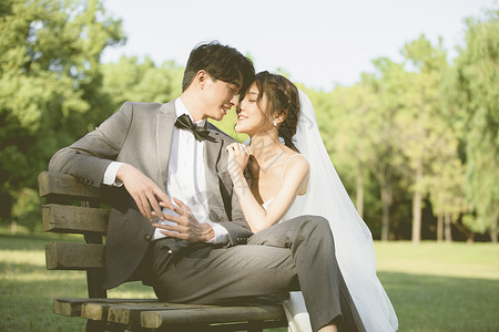 年轻夫妻户外婚纱照婚纱摄影高清图片素材