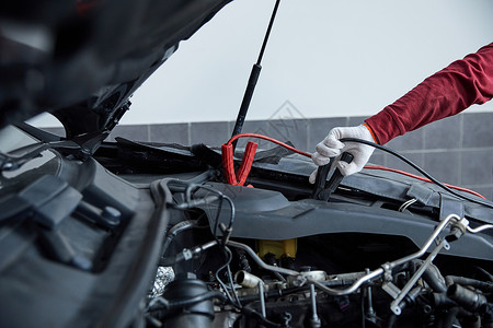 汽修工修理汽车故障排查车辆零件检查电池特写高清图片