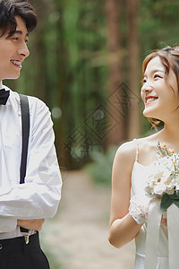 森系浪漫情侣婚纱写真图片