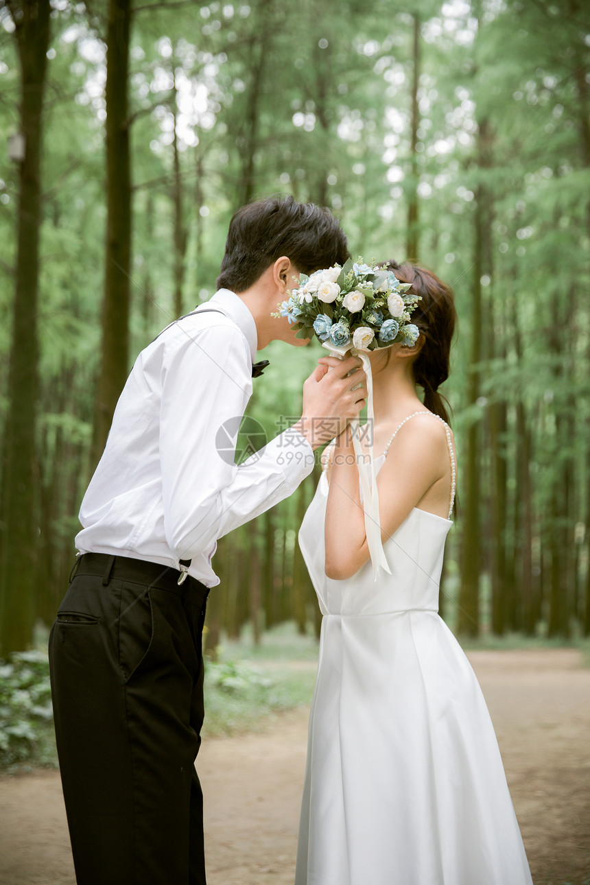 森系时尚情侣婚纱写真图片