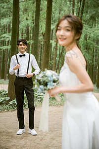 森系时尚情侣婚纱写真图片