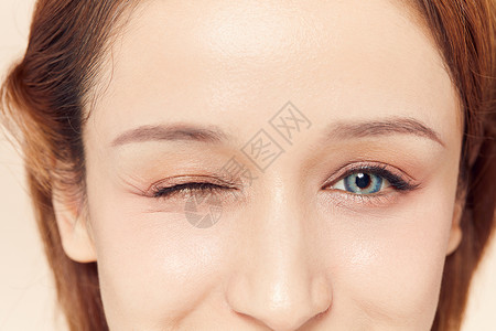 割双眼皮女性眼睛局部眨眼特写背景