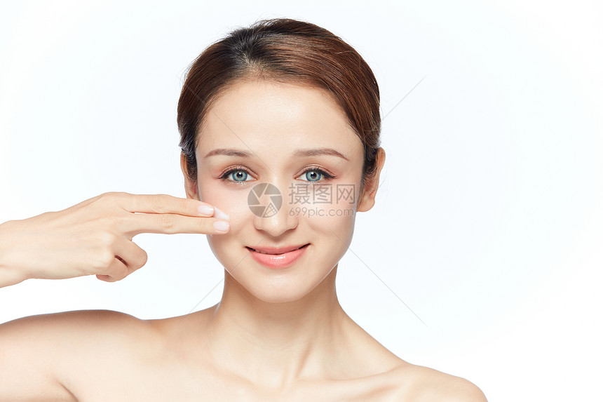 女性面部护肤保养涂面霜