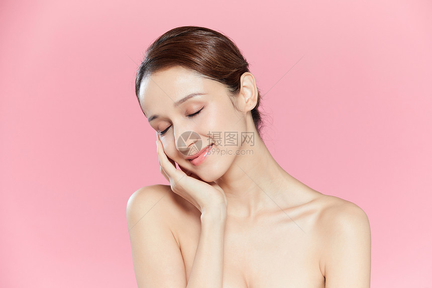 美女面部护肤保养保湿图片