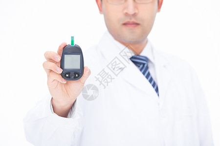 医生展示血糖测试仪图片