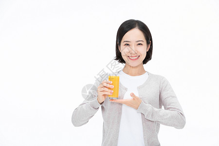 现榨橙汁拿着果汁的女性喝果汁的人背景