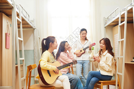 女学生宿舍吉他弹唱图片