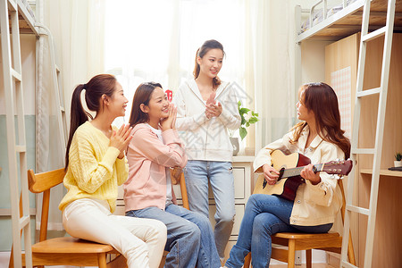 女大学生宿舍吉他弹唱黄种人高清图片素材