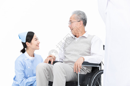 复诊医生和护士关心老年病人背景