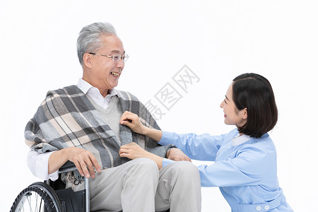 护士照顾老人整理披肩背景图片
