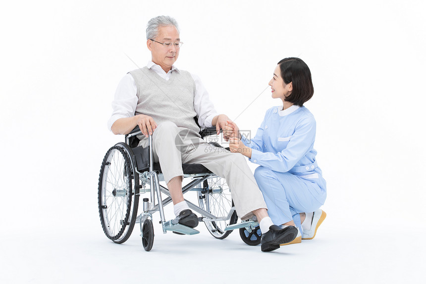 护士照顾轮椅上的老人图片
