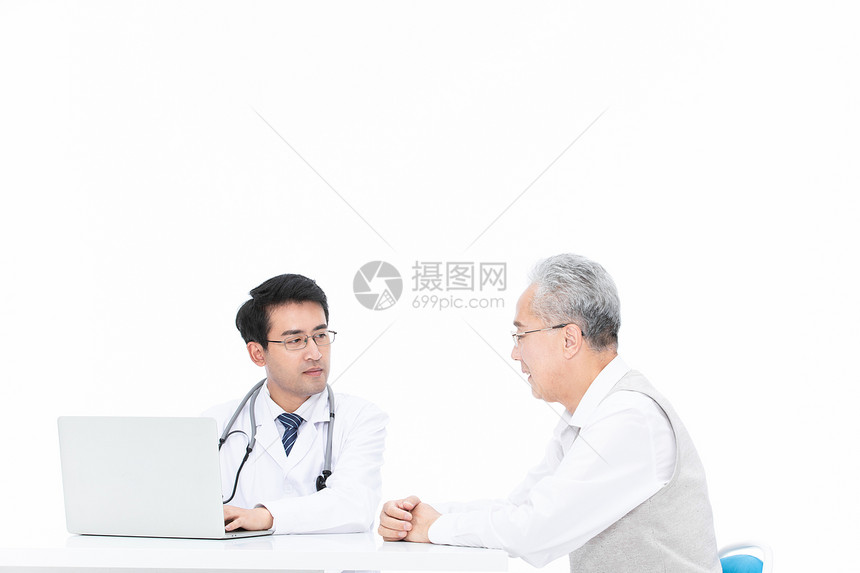 医生为老人检查身体询问病情图片