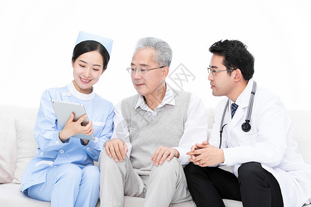 医疗眼镜医生和护士为老人检查身体介绍病情背景
