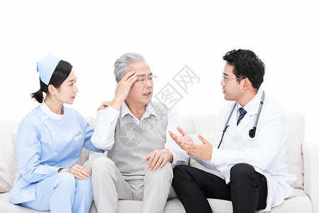 定期体检医生和护士为老人检查身体询问病情背景