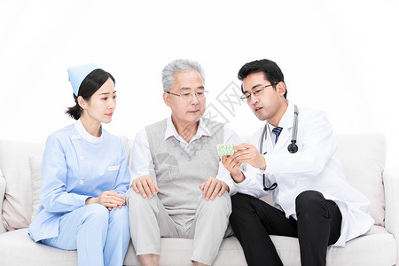 医生和护士为老人检查身体介绍病情背景图片